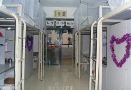 柳州城市職業(yè)學(xué)院宿舍圖片_寢室圖片6